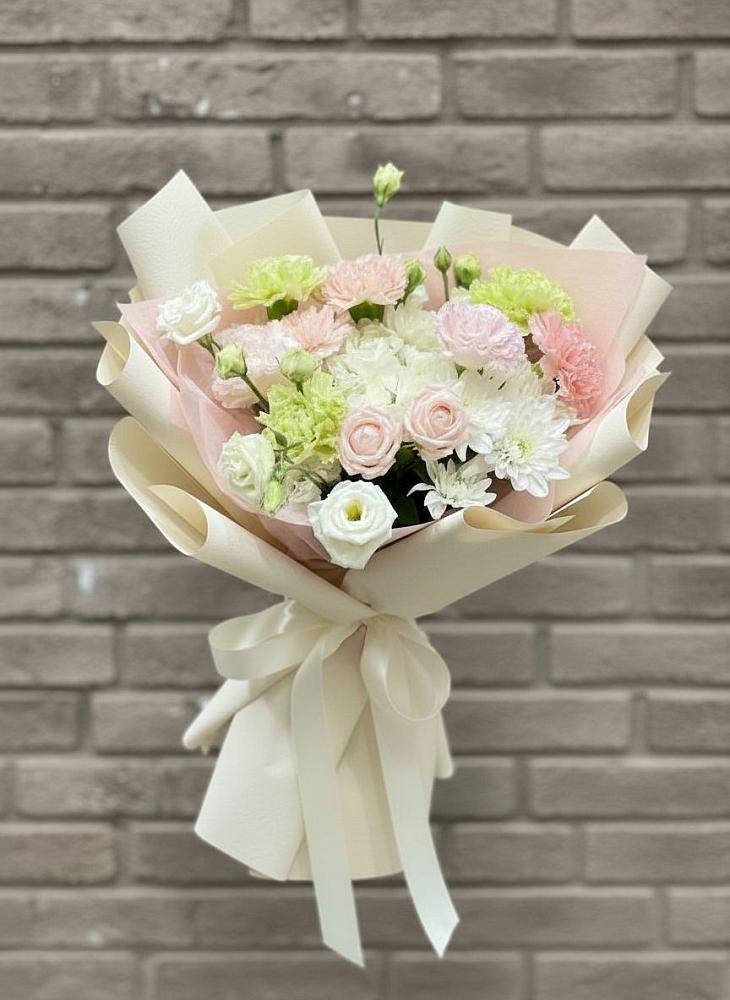 Букет цветов из: Гвоздики, Розы, Лизиантусы и Хризантемы в Пономаревка Оренбургская область