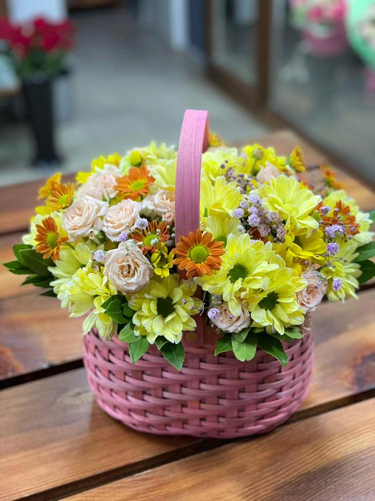 Цветочная композиция из Хризантемы и Розы в корзине в Пономаревка Оренбургская область