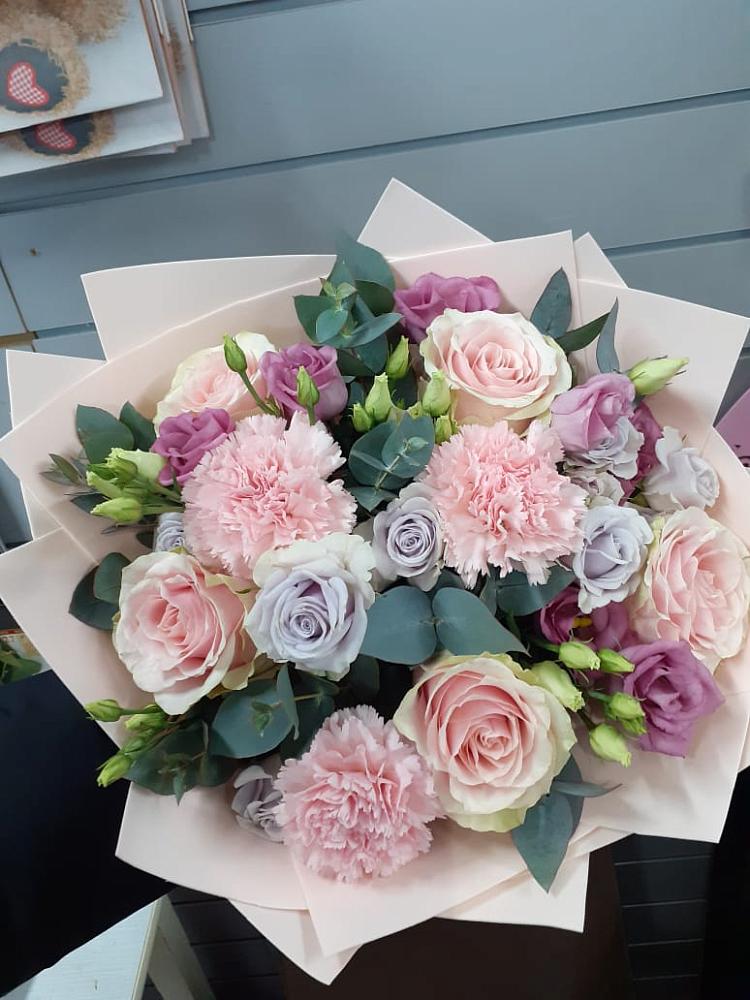 Букет цветов из: Розы, Гвоздики и Лизиантусы в Пономаревка Оренбургская область