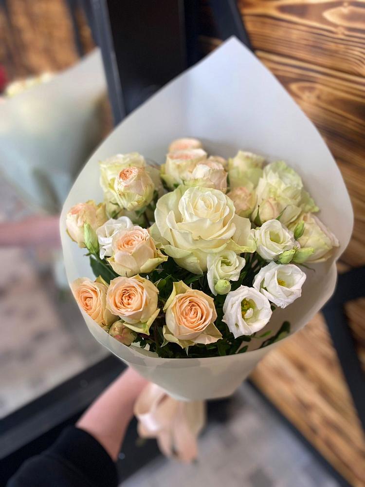 Букет цветов из: Розы и Лизиантусы в Пономаревка Оренбургская область